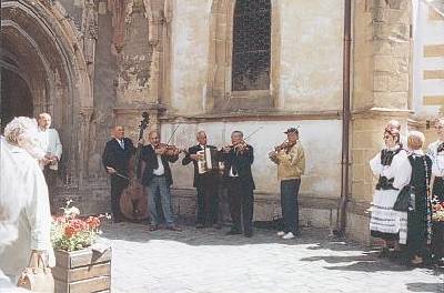 Die Zigeunerkapelle spielt vor der Kirche